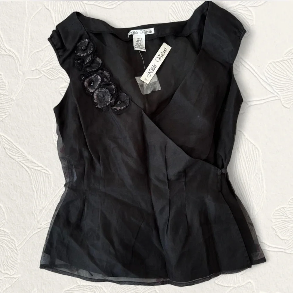 NWT Vintage Nikki Valenti Women’s black 100% Silk top with floral detail size S - Picture 1 of 4
